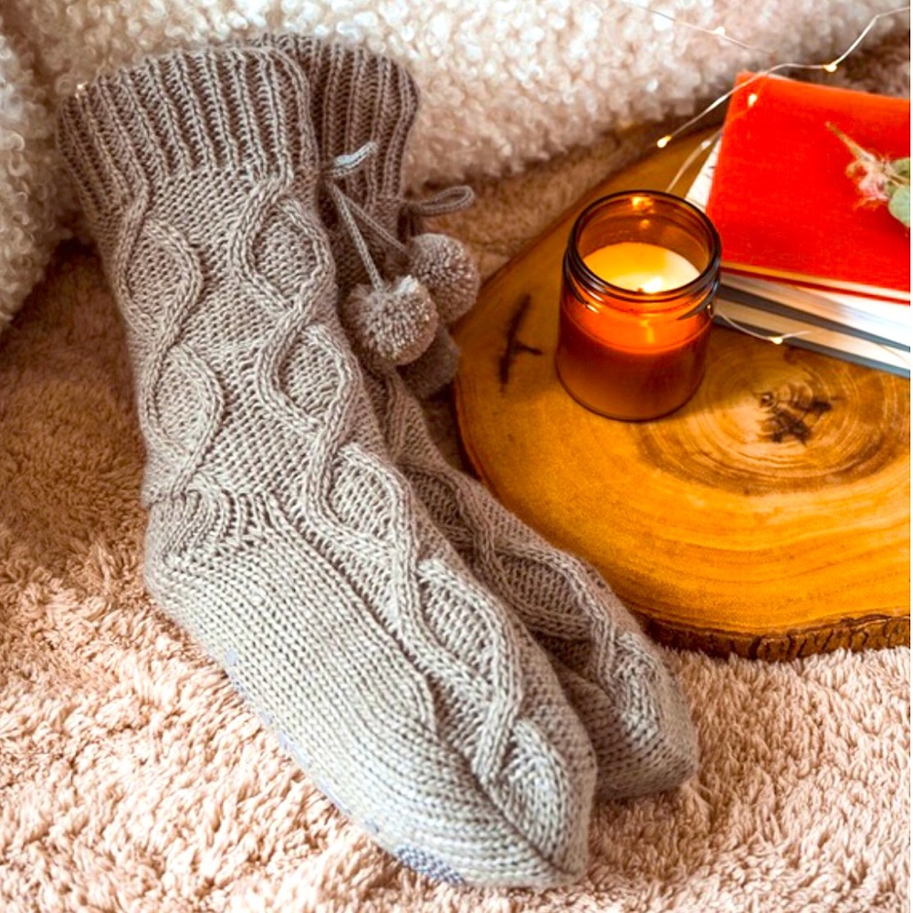 NWT Muk Luks Pom Pom Sherpa Cabin Socks